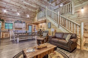 Flat-screen TV, fireplace, video games - NEW 3BD Log Cabin with HOT TUB! Pool Table +WiFi (Sevierville)