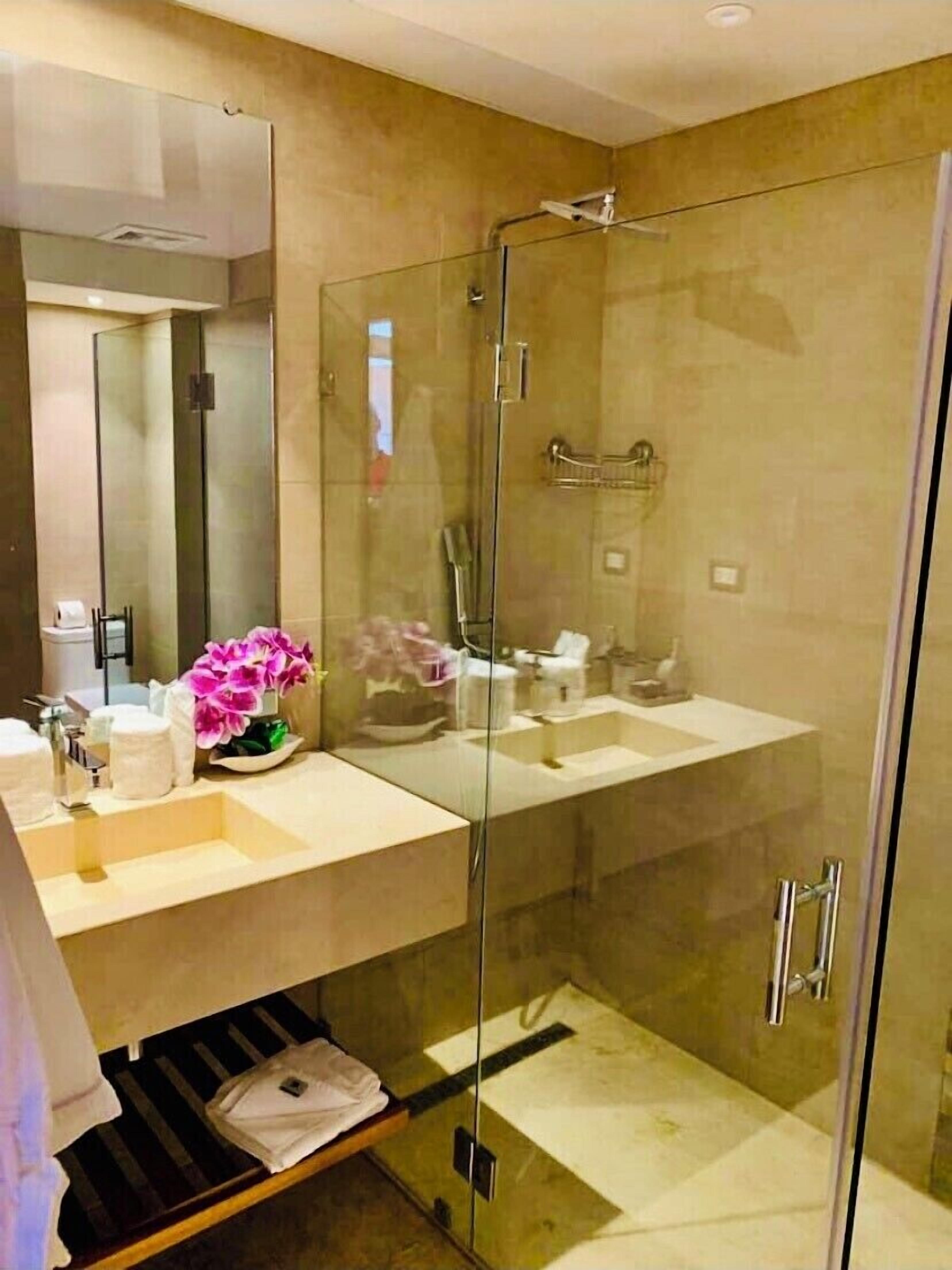 Een douche, een haardroger, handdoeken, zeep