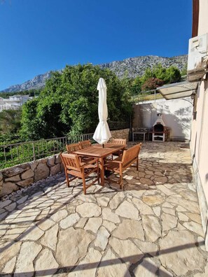 Outdoor dining - Lovely 3 double bedroom detached house with sea view and heated swimming pool (Stanici)