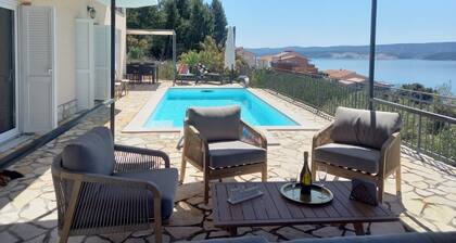 Lovely 3 double bedroom detached house with sea view and heated swimming pool