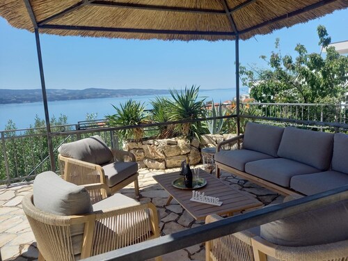 Lovely 3 double bedroom detached house with sea view and heated swimming pool