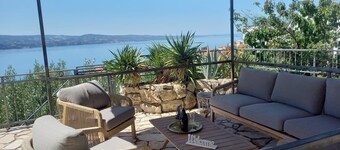 Lovely 3 double bedroom detached house with sea view and heated swimming pool