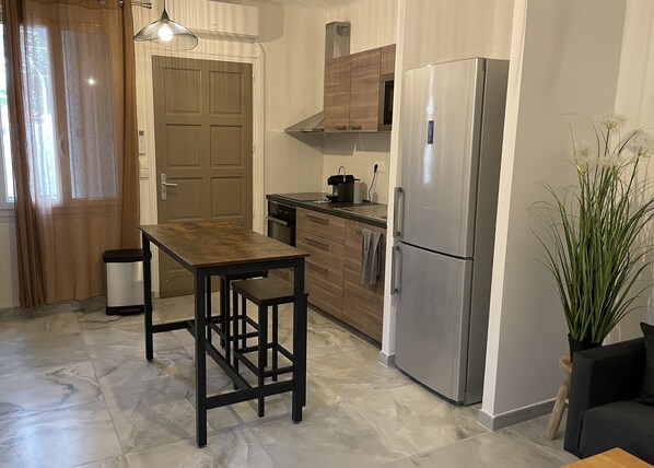Fridge, microwave, oven, stovetop - Avignon, superb apartment with free on-site parking (Avignon)