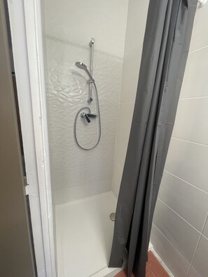 Douche, serviettes fournies, papier toilette