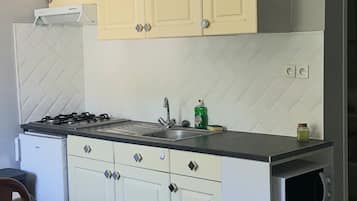 Een koelkast, een microgolfoven, een kookplaat