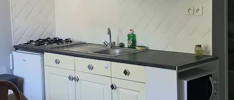 Fridge, microwave, stovetop, coffee/tea maker