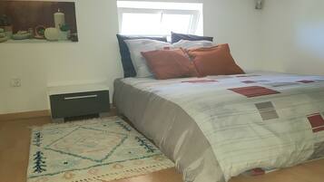 1 slaapkamer, een bureau, een strijkplank/strijkijzer, reisbedje