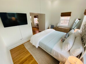 1 habitación, tabla de planchar con plancha y cuna de viaje 