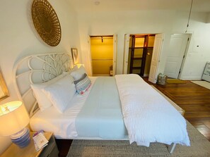 1 habitación, tabla de planchar con plancha y cuna de viaje 