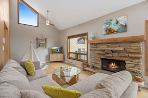 Living area - Cliffview Luxury Vacation Rental At Windcliff 3 Bedroom Home by RedAwning (Estes Park)