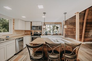 Hytte - 1 soveværelse | Privat køkken | Køleskab, ovn, kaffe-/temaskine, brødrister