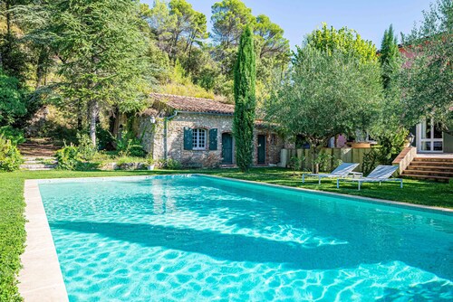 Mas provençal rénové, chaleureux & cosy, au cœur des jardins de la piscine.