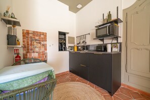 Réfrigérateur, micro-ondes, four, plaque de cuisson