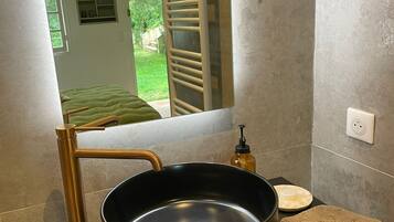 Douche, sĂšche-cheveux, serviettes fournies, savon