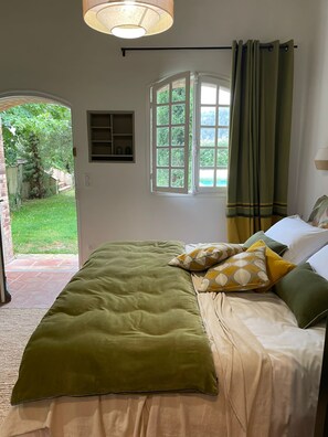 1 chambre, coffres-forts dans les chambres, fer et planche à repasser