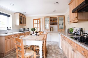 Fridge, oven, dishwasher, toaster - Driftwood, Crantock, sandy beach & coastal walks (Crantock)