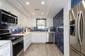 KĂŒhlschrank, Mikrowelle, Ofen, Herdplatte