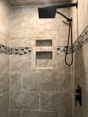 Suihku, hiustenkuivaaja, pyyhkeet, saippua