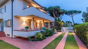 A modern house with a covered patio, a well-maintained lawn, and a gated entrance. - Regina Beach, Luxury 3 bedrooms Villa by the Beach in Marina di Pietrasanta (Marina di Pietrasanta)