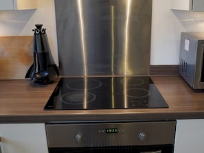 Réfrigérateur, four à micro-ondes, un four, lave-vaisselle