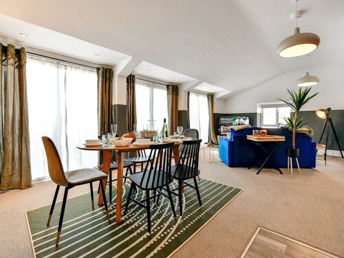 Perfectly located stylish 2 bed home with Parking - Pass the Keys