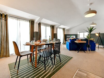 Perfectly located stylish 2 bed home with Parking - Pass the Keys