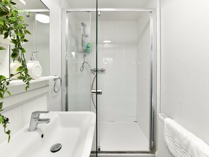 Douche, sèche-cheveux, serviettes fournies