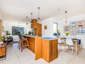 Interior - Modern 2 Bedroom City Apartment With Parking - Pass the Keys (Chichester)