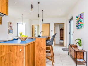 Interior - Modern 2 Bedroom City Apartment With Parking - Pass the Keys (Chichester)