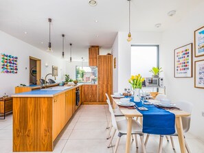 Dining - Modern 2 Bedroom City Apartment With Parking - Pass the Keys (Chichester)