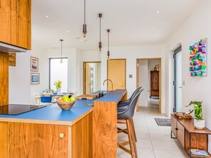 Fridge, microwave, oven, dishwasher - Modern 2 Bedroom City Apartment With Parking - Pass the Keys (Chichester)