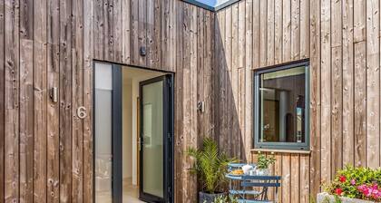 Modern 2 Bedroom City Apartment With Parking - Pass the Keys