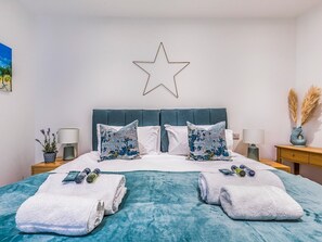 2 bedrooms, iron/ironing board, free WiFi, bed sheets - Modern 2 Bedroom City Apartment With Parking - Pass the Keys (Chichester)