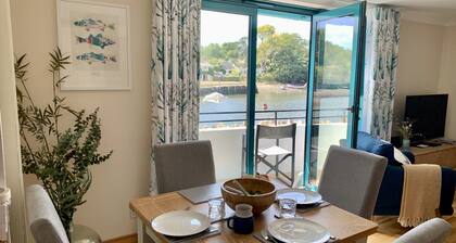 Crabshell Quay Kingsbridge Apartment with a balcony right on the river