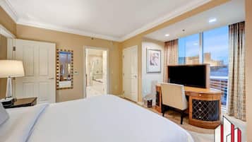 1 soveværelse, pengeskab på værelset, skrivebord, strygejern/strygebræt