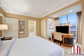 1 soveværelse, pengeskab på værelset, skrivebord, strygejern/strygebræt