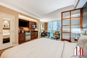 セーフティボックス (室内)、デスク、アイロン / アイロン台、WiFi (無料)