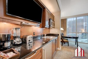 冷蔵庫、電子レンジ、コンロ、コーヒー / ティーメーカー