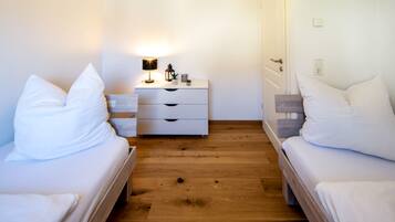 2 bedrooms, travel crib, free WiFi, bed sheets