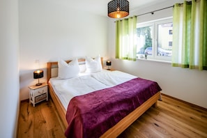 2 bedrooms, travel cot, free WiFi, bed sheets - stylish holiday home, close to the cycle path and the vineyards (Naumburg)