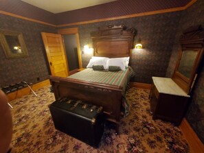 Romantic Suite, 1 Bedroom, Non Smoking, Jetted Tub | 1 bedroom, premium bedding, individually decorated