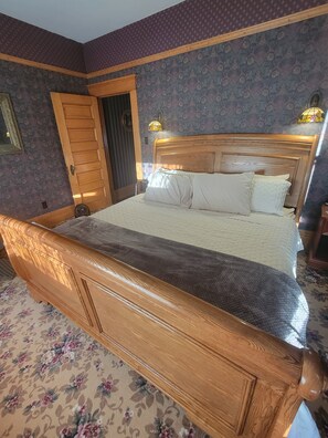 Romantic Suite, 1 Bedroom, Non Smoking, Jetted Tub | Premium bedding, individually decorated, individually furnished