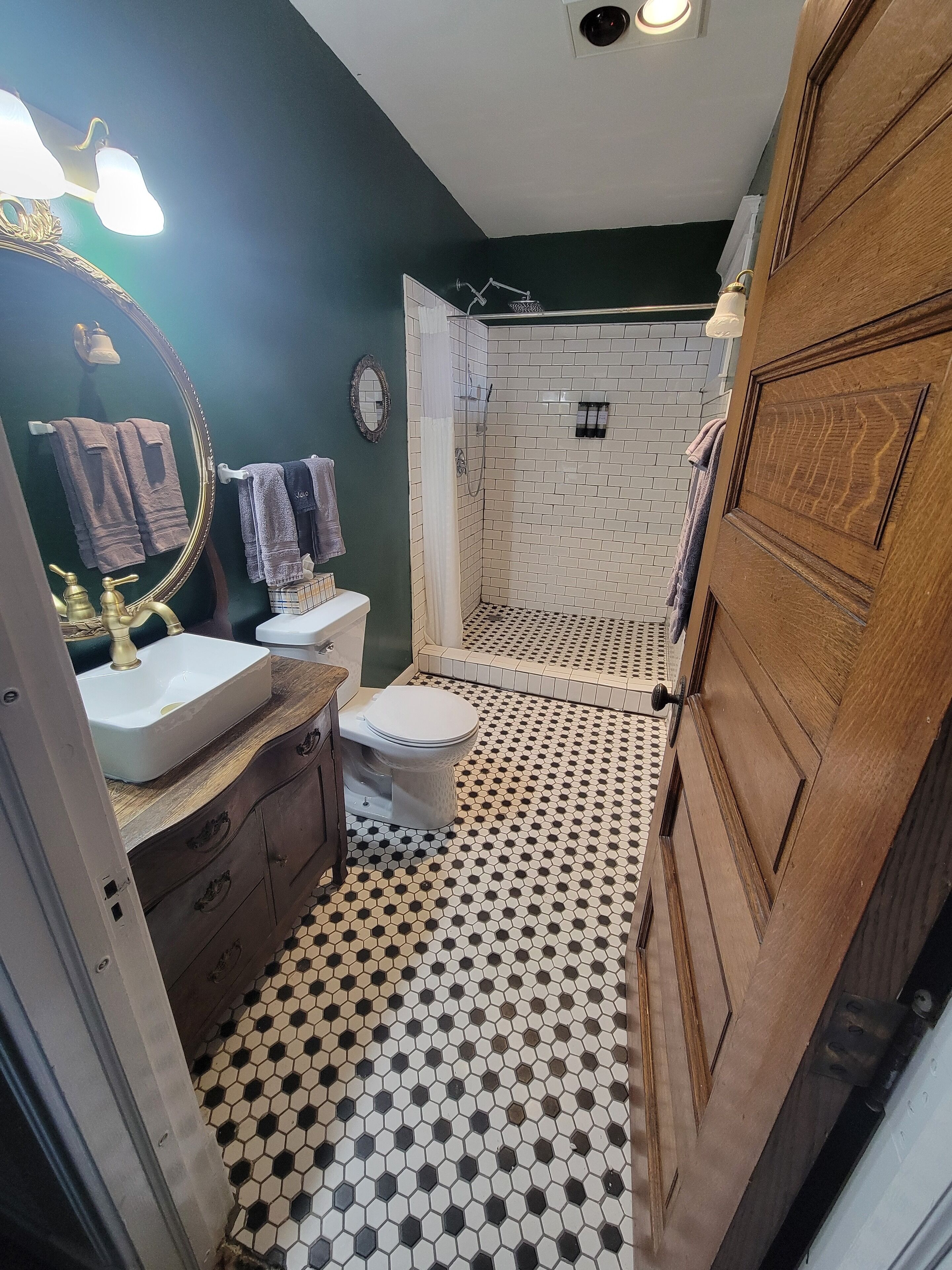 Suite Premium, 1 letto king, non fumatori, bagno privato | Bagno | Set di cortesia gratuito, asciugacapelli, asciugamani, sapone
