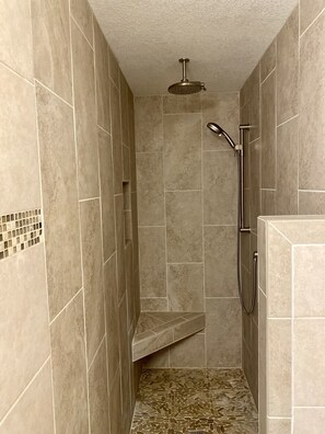 Badewanne, Haartrockner, Handtücher, Seife