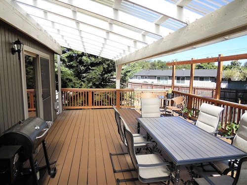 Relax & Rejuvenate in 4Br home with Hot Tub & Deck, in heart of Roseburg