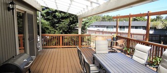 Relax & Rejuvenate in 4Br home with Hot Tub & Deck, in heart of Roseburg