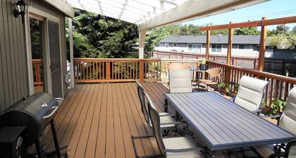 Relax & Rejuvenate in 4Br home with Hot Tub & Deck, in heart of Roseburg