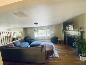 Smart TV, fireplace - Relax & Rejuvenate in 4Br home with Hot Tub & Deck, in heart of Roseburg (Roseburg)