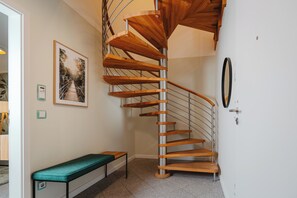 Apartamento de lujo | Ropa de cama de alta calidad, edredones de plumas, caja fuerte