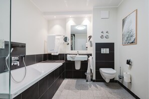 Condo superluxo | Comodidades do banheiro | Chuveiro, produtos de toalete de grife, secador de cabelo 